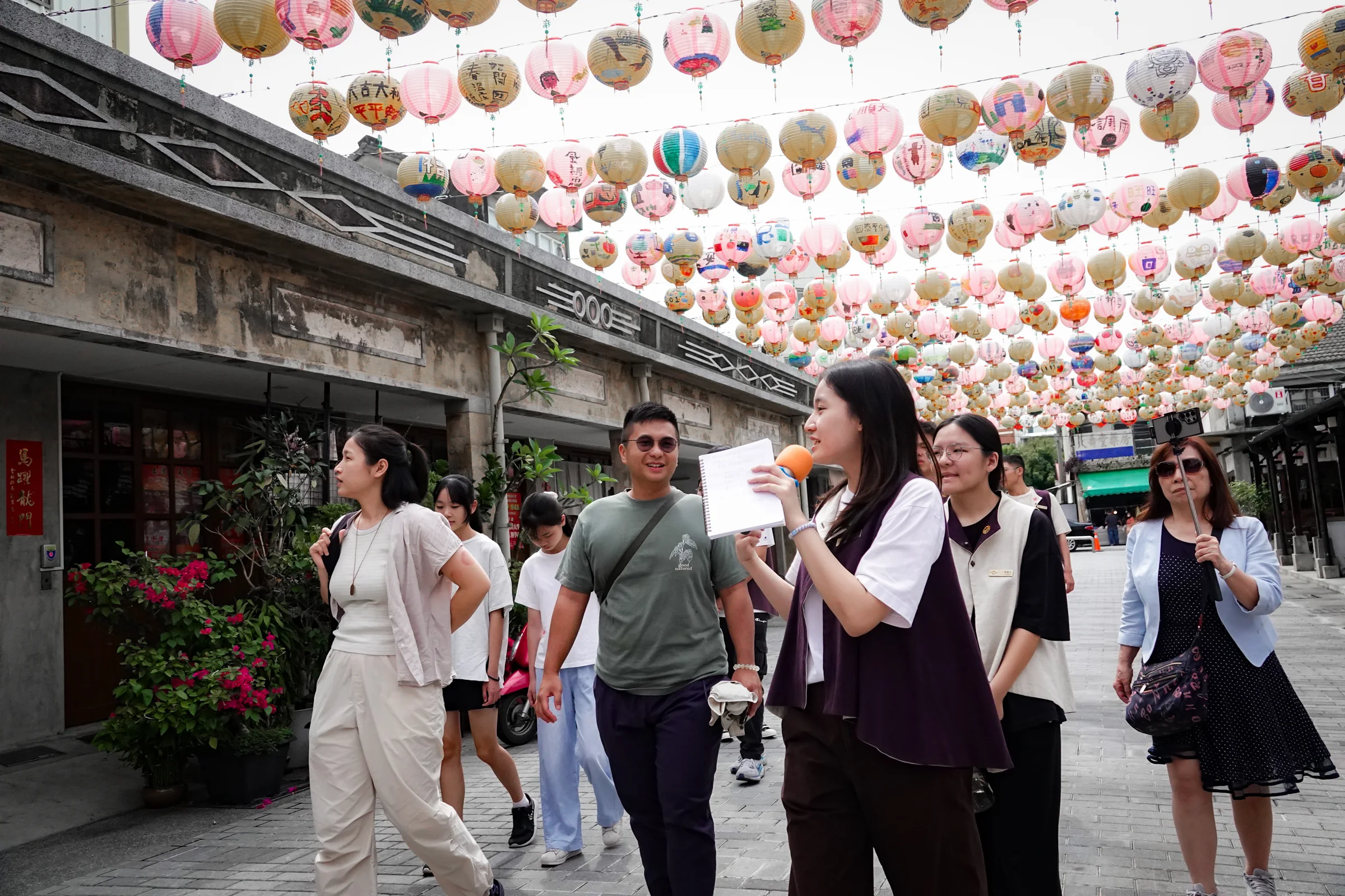 導覽員帶領旅客在土庫第一市場與老街進行地方走讀，認識雲林文化