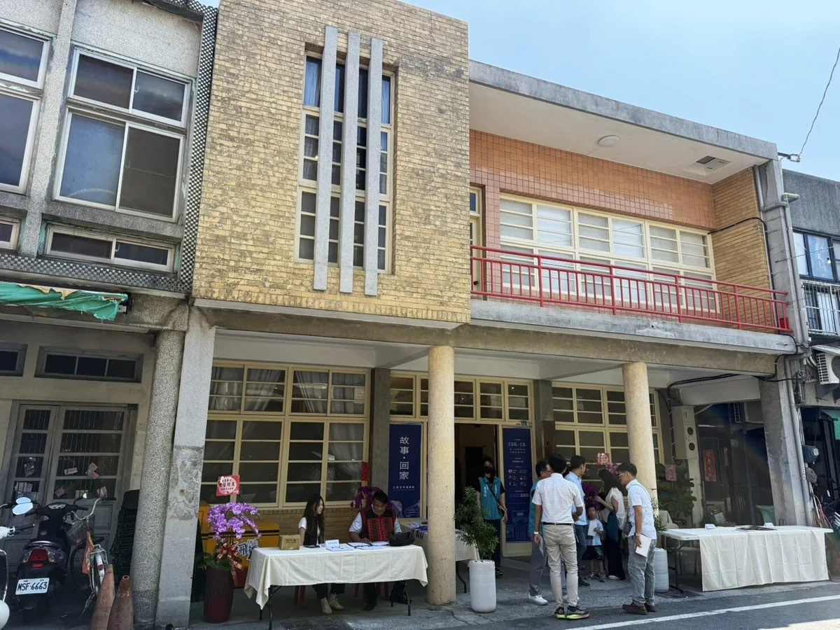 萬得醫院重新開館時的建築外觀與參訪人群