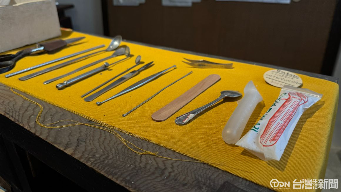 土庫萬得醫院醫療記憶展示中的早期診療器械與藥品,見證雲林小鎮醫療日常